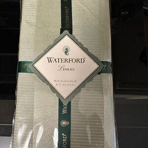 Waterford Set of 4 woven Sage Green  napkins
Original packaging
